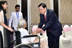 张德江参观柯棣华大夫图片展