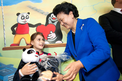 刘延东参观捷克莫托乐医院儿科部