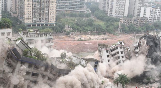 重庆闹市两栋房屋爆破成功