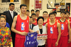 刘延东看望在美参加篮球培训的清华附中学生运动员