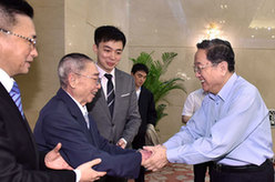 俞正声出席谭元寿先生舞台生活80周年座谈会