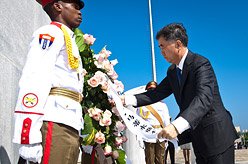 汪洋向何塞&middot;马蒂纪念碑敬献花圈