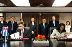 汪洋与古巴部长会议副主席卡布里萨斯举行会谈