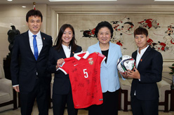 刘延东会见中国国家女子足球队