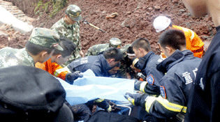 重庆大足：中学围墙突然坍塌 3名儿童遇难