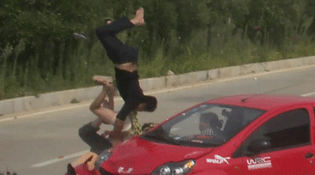 福建晋江：超载摩的撞上逆行小车 摩的上4人飞起