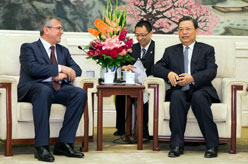 赵乐际会见塔吉克斯坦人民民主党干部考察团