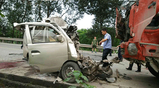 四川绵竹：大货逆行撞面包车 面包车乘客7死1伤
