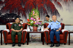 许其亮会见老挝国防部长