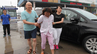 山东女子杀男友潜逃12年被捕 怨民警抓她太晚