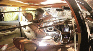 武汉：男子驾车追尾货车 被钢筋贯穿胸部