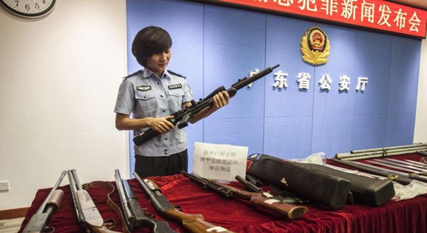 广东警方半年侦破涉黑案近4千起 刑拘1万余人