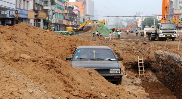 山西太原道路改造工地現&ldquo;釘子車&rdquo;