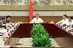 李克强主持召开经济形势专家和企业负责人座谈会