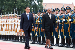 李克强同斐济总理姆拜尼马拉马会谈