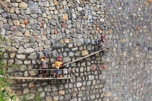 工人悬崖峭壁上修建公路