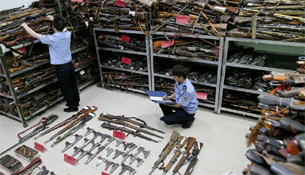 西藏民警清点收缴枪支现场