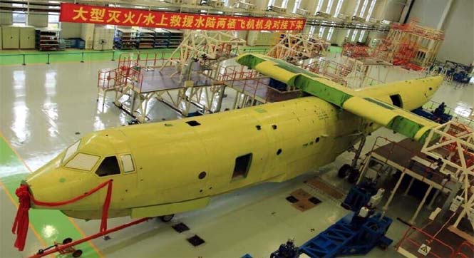 我国大型水陆两栖飞机AG600机身对接下线