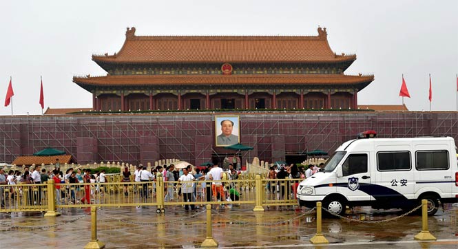 北京天安门为迎阅兵提前粉刷修缮