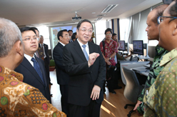 俞正声参观丹戎佩拉港新客运、货运码头