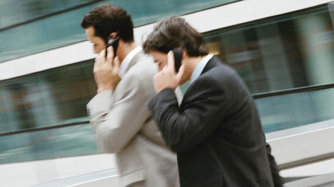 卖手机附警示 手机辐射引脑瘤？