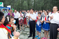 李源潮、杜青林参观全国青少年生态文明教育体验活动成果展示