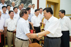 刘云山看望慰问北戴河暑期休假专家