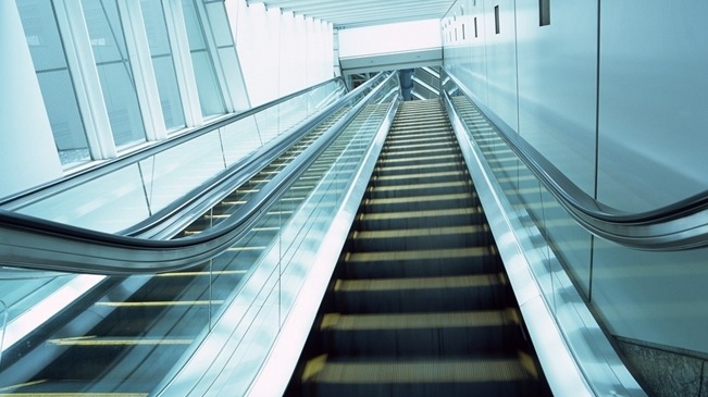 电梯伤人几时休？