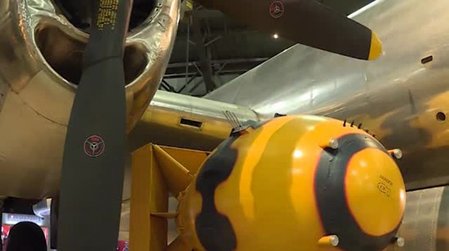 美国向日本投放的原子弹长啥样？