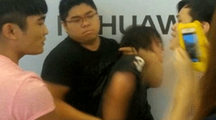 偷拍裙底色狼被当场锁喉制服