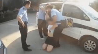 女司机违章被查 自解衣扣大喊&ldquo;警察脱我衣服&rdquo;