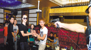 广东警方通宵捣&ldquo;毒窝&rdquo; 抓获多名90后&ldquo;陪溜妹&rdquo;