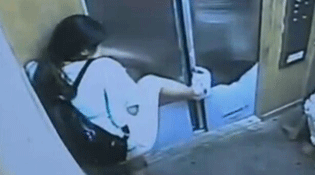 女子酒后踹电梯结果自己被困