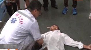 成都碰瓷男子倒地&ldquo;抽搐&rdquo; 急救医生：别装了