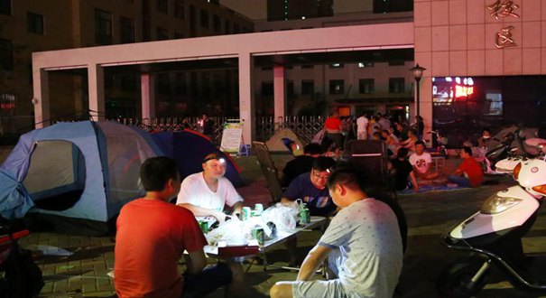 郑州小学入学报名前夜 家长通宵排队头戴电筒吃烤串