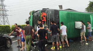 客车侧翻 路过的猛汉徒手救出整车乘客