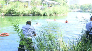 男子当众将亲生女儿按进水里欲淹死