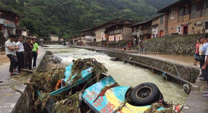 福建南靖一土楼景区遇山洪 小客车被冲走