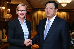 张德江会见芬兰议长洛赫拉