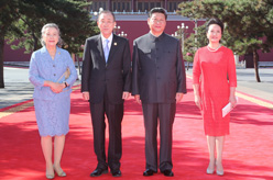 习近平夫妇迎接出席纪念大会的外方代表团团长及其配偶