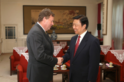 李源潮会见澳大利亚政府代表、退伍军人事务部长罗纳尔森