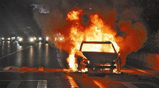 广深高速雷克萨斯撞上路虎 一车烧成渣(组图)