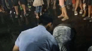 河南鹤壁：摊贩与城管互跪1小时 网友:动不动就跪