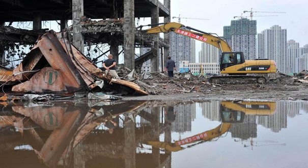 天津爆炸核心区跃进路派出所大楼拆除