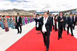 俞正声率中央代表团飞抵拉萨出席西藏自治区成立50周年庆祝活动