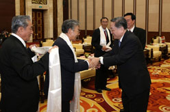 俞正声亲切看望向巴平措、帕巴拉&middot;格列朗杰等