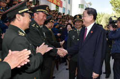 俞正声慰问驻藏部队指战员、武警官兵和政法干警代表