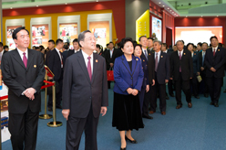 俞正声率中央代表团参观西藏自治区成立50年成就展