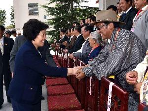 孙春兰看望西藏各族各界党外人士及境外爱国藏胞代表