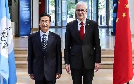 赵洪祝会见国际刑警组织秘书长